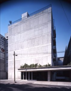 fachada_00-235x300